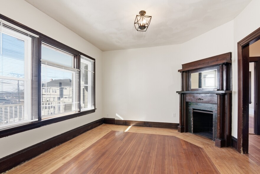 Building Photo - 341 Belmont St