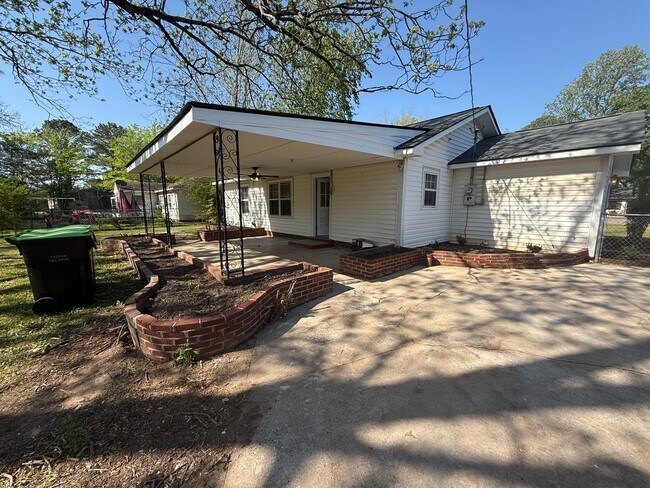Building Photo - Now Available! Charming 3-Bedroom, 1-Bathroom Home in Decatur, AL
