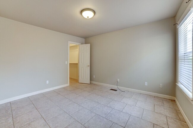 Building Photo - South Tulsa Gem! Large 3/2 Rental Home