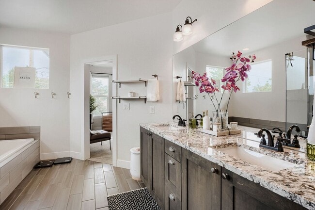 Building Photo - Bright & Inviting Home | Access to All