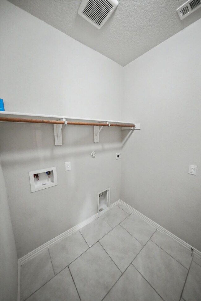 Building Photo - Beautiful Potranco Run Home with 3-Car Garage - Realtor Commission: $750