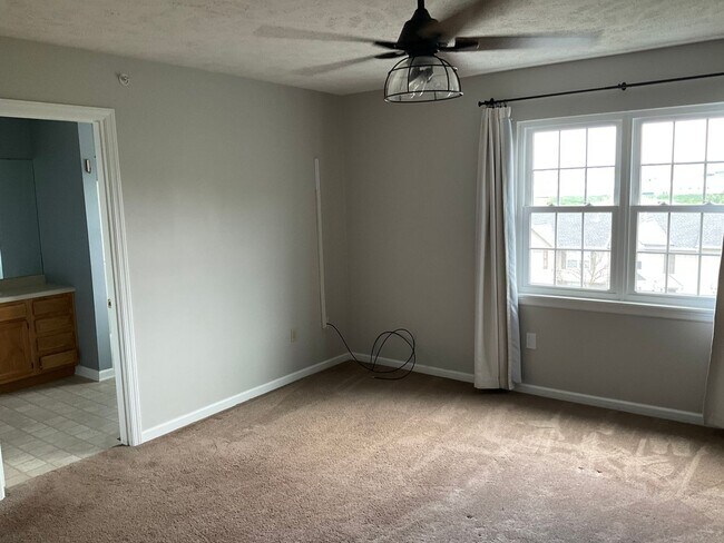 Building Photo - Large 3 Bedroom 2.5 bath townhome with additional finished room.