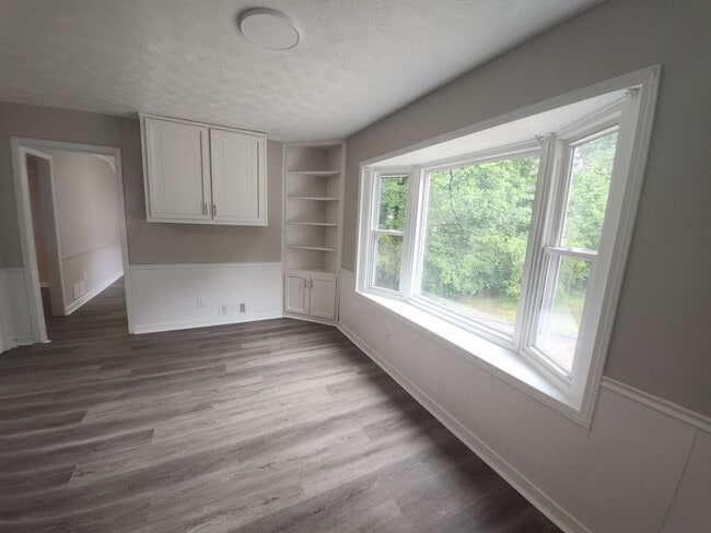 Building Photo - Spacious 5-Bedroom Home in Stone Mountain!