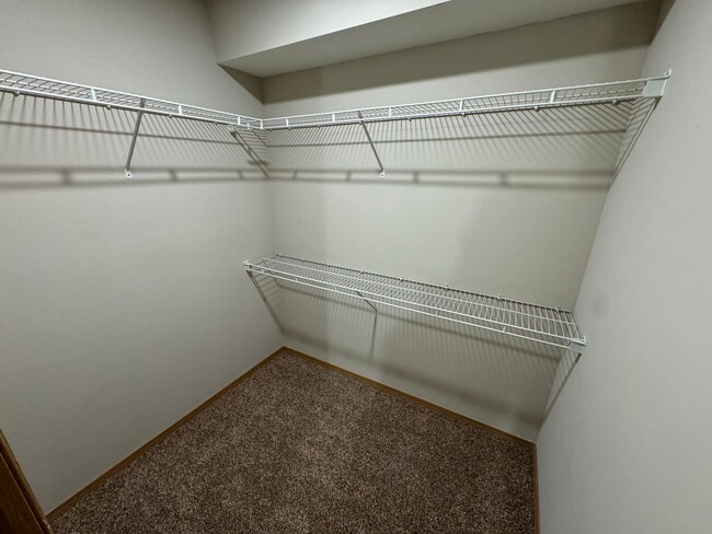 Building Photo - 2 bedroom 2 bath apartment at Parkwood Apt...