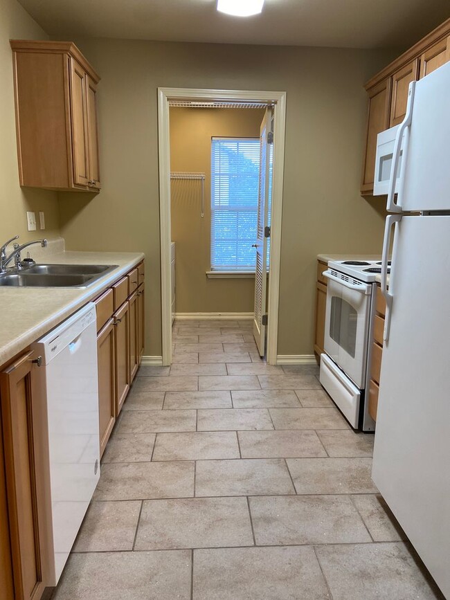 Building Photo - Condominium in Sycamore Ridge