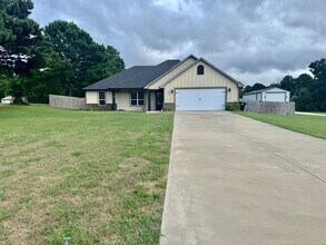 Building Photo - 323 Eastdale Ln