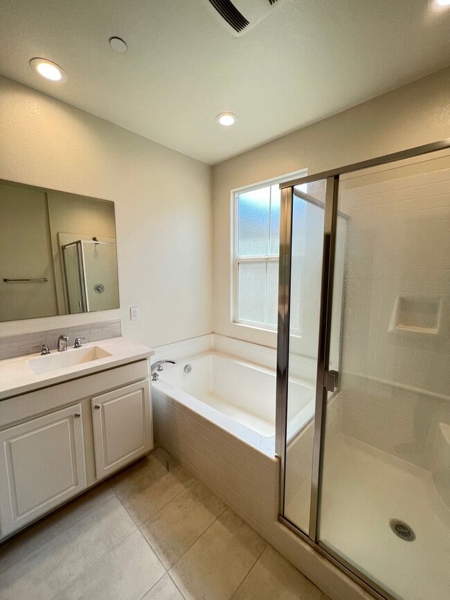 Building Photo - Beautiful 2 Bedroom 2 Bath Townhome