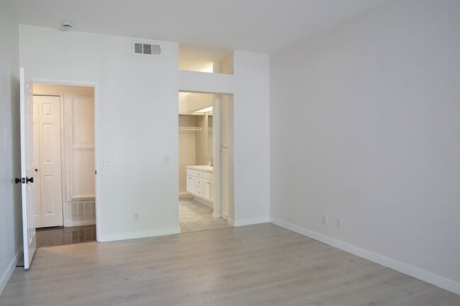 Building Photo - 401 El Cielo Rd