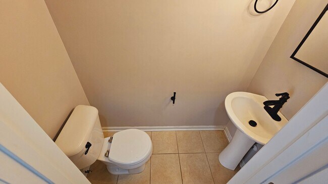 Building Photo - Prestigious 3 Bedroom Home!!!