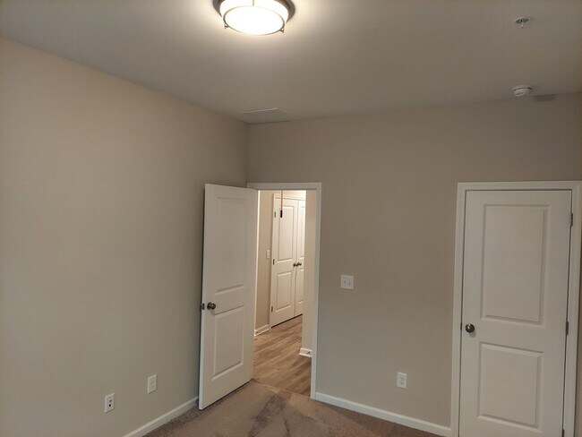 Building Photo - In-Town Townhome for rent in Monroe Heights!