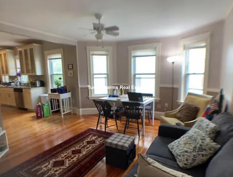 Primary Photo - 24 Greenleaf Ave
