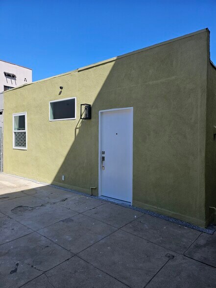 Building Photo - 1175 N Normandie Ave