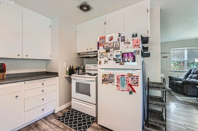 Building Photo - Ready Now - Just A Birdie Away from Rose City Golf Course!