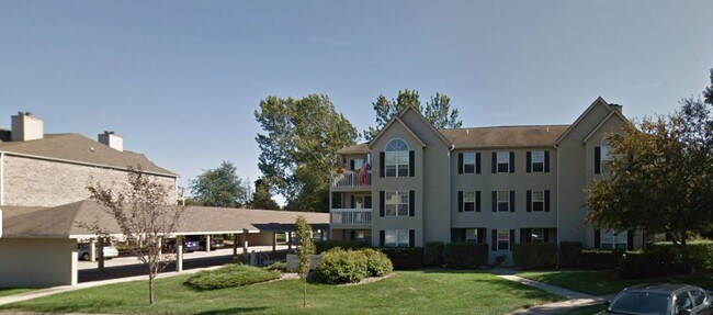 Building Photo - Two bedroom, two bath apartment with golf ...