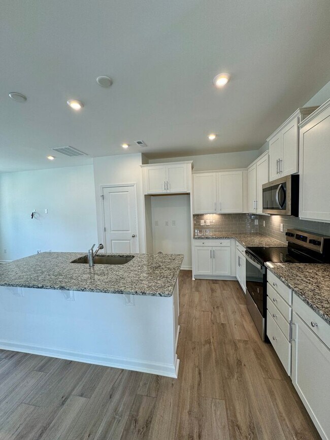 Building Photo - Brand New Townhome in Pringle Town