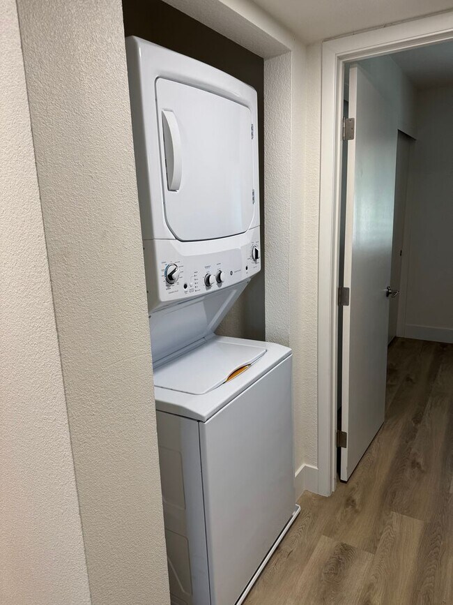 Building Photo - Beautifully Renovated 2 Bedroom Condo - Partially Furnished