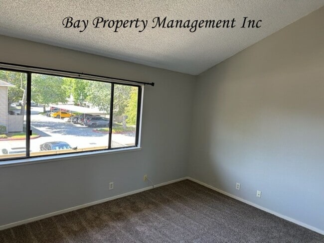 Building Photo - Gated Willowood condo with 3 bedrooms, 2 1/2 baths