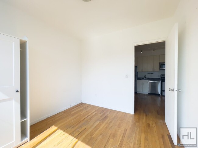 Building Photo - Spacious Sunlit 2-Bed 1-Bath / Great Bushw...