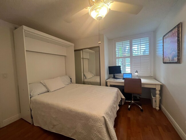 Building Photo - Furnished 2 bedroom 2 Bath condo in a Wond...