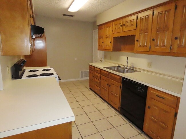 Building Photo - South Tyler! Spacious 3 Bedroom Duplex w/G...