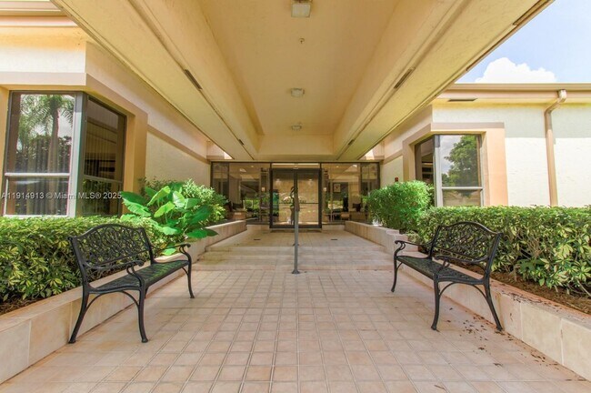 Building Photo - 5289 Fairway Woods Dr