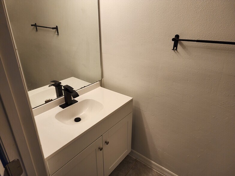 Building Photo - 3001 S Pines Dr