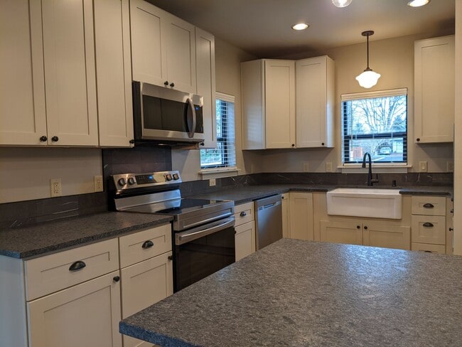 Building Photo - Gorgeous 2-Bedroom, 2-Bath Home In Eugene!