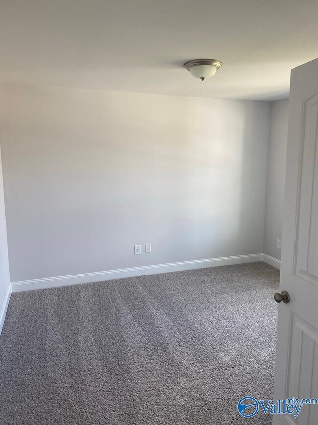 Building Photo - 121 Sorrelweed Dr