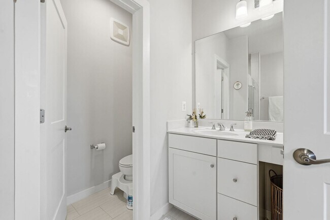 Building Photo - Experience upscale living in one of Ashburn’s most desirable communities.