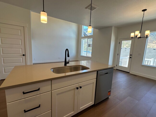 Building Photo - 5260 Acacia Dr