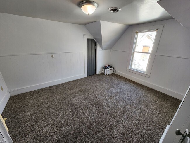 Building Photo - Spacious 2-Bedroom, 1-Bathroom Home AVAILA...