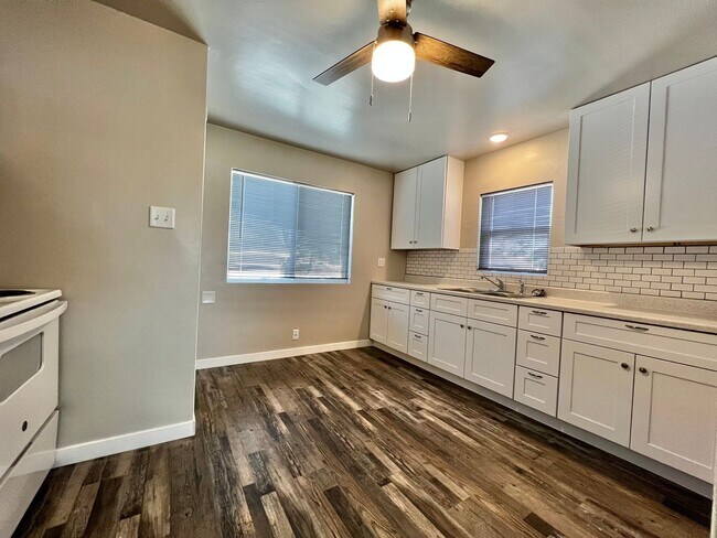Building Photo - Newly Remodeled 2 Bed, 1 Bath Upper Unit in Greeley!