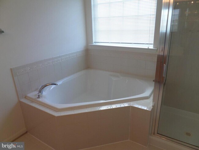 Building Photo - 836 Linfield Terrace NE