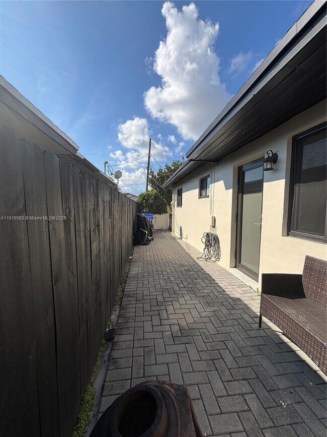 Building Photo - 2723 SW 31st Ct