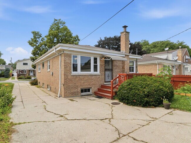 Building Photo - 5023 N Natoma Ave