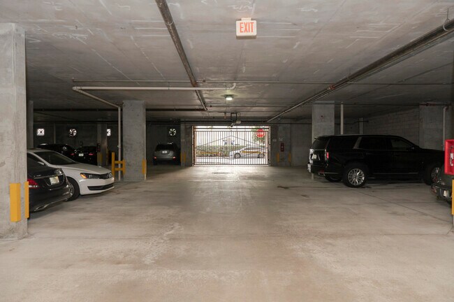 Building Photo - 511 Lucerne Ave