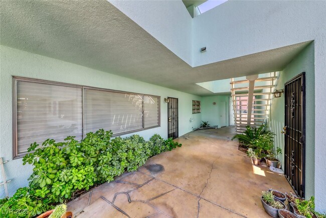 Building Photo - 1700 Rexford Dr