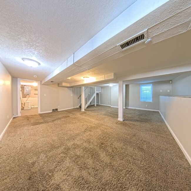 Building Photo - Spacious 2 Bedroom 2 Bath Home