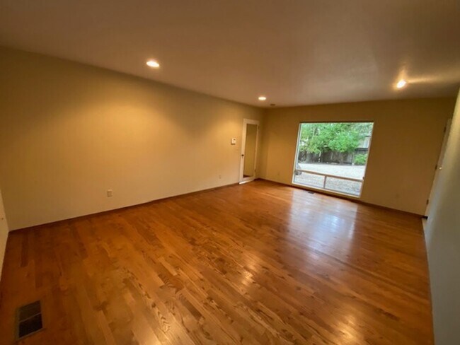 Building Photo - 835 17 Mile Dr