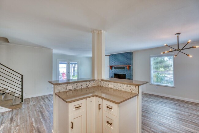 Building Photo - 614 E Briarway Dr