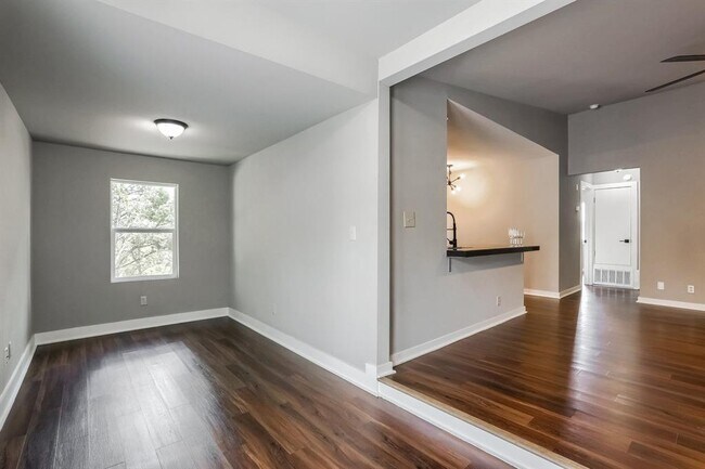 Building Photo - 5909 Lago Vista Way