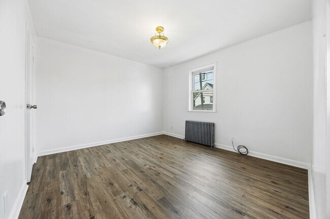 Building Photo - 826 7th St