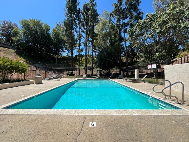 Building Photo - MOVE-IN READY 3+2 w/all appliances, commun...