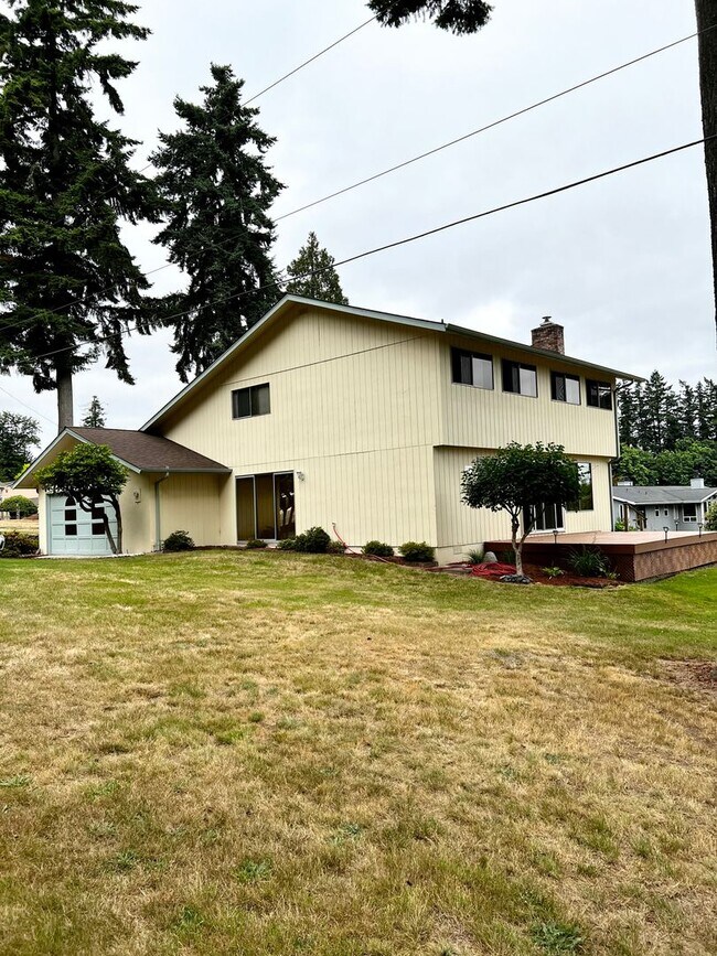 Building Photo - Beautiful home with a view in Bremerton.
