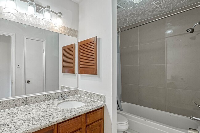 Building Photo - 16319 La Luna Dr