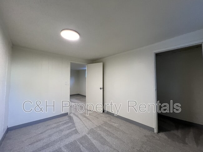 Building Photo - 631 Miles Ave