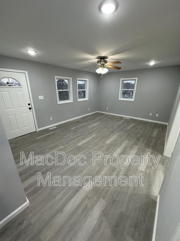 Building Photo - 210 Jett Dr