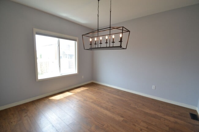 Building Photo - 5 Bed 3.5 Bath 3 Car Garage with AC