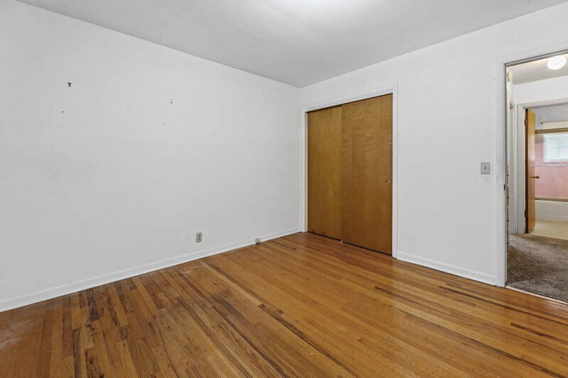 Building Photo - 881 4900 S