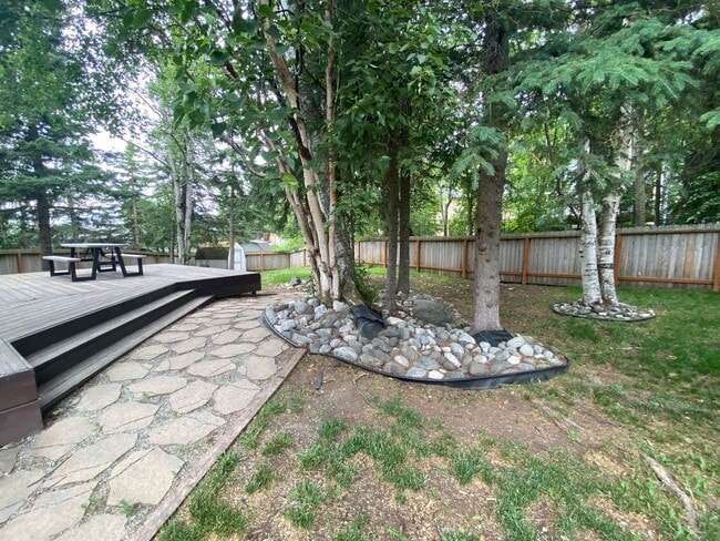 Building Photo - A gorgeous Eagle River home with views for...